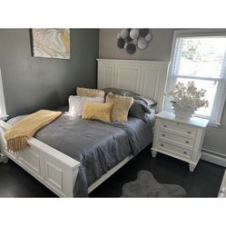 Queen 3 piece white bedroom set