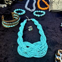 TURQUOISE BEADED JEWELRY SET 