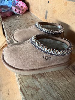 Ugg slip ons toddler size 9, very good condition
