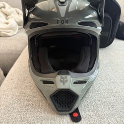 Fox V3RS Carbon Helmet And Oakley Air Brake Goggles 