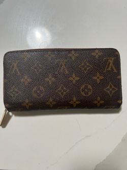 L Vuitton Zip around wallet