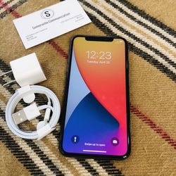 Factory unlocked iPhone x 64 gb, excellent conditions store warranty 