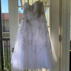 Oleg Cassini Wedding Dress Never Been Worn Size 8