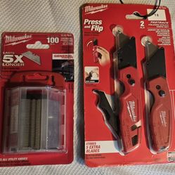 Milwaukee FASTBACK Folding Utility Knife and Compact Folding Utility Knife with Blade Storage and Gut Hook (2-Piece)