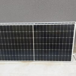 2x Hyundai 370W Solar Panels