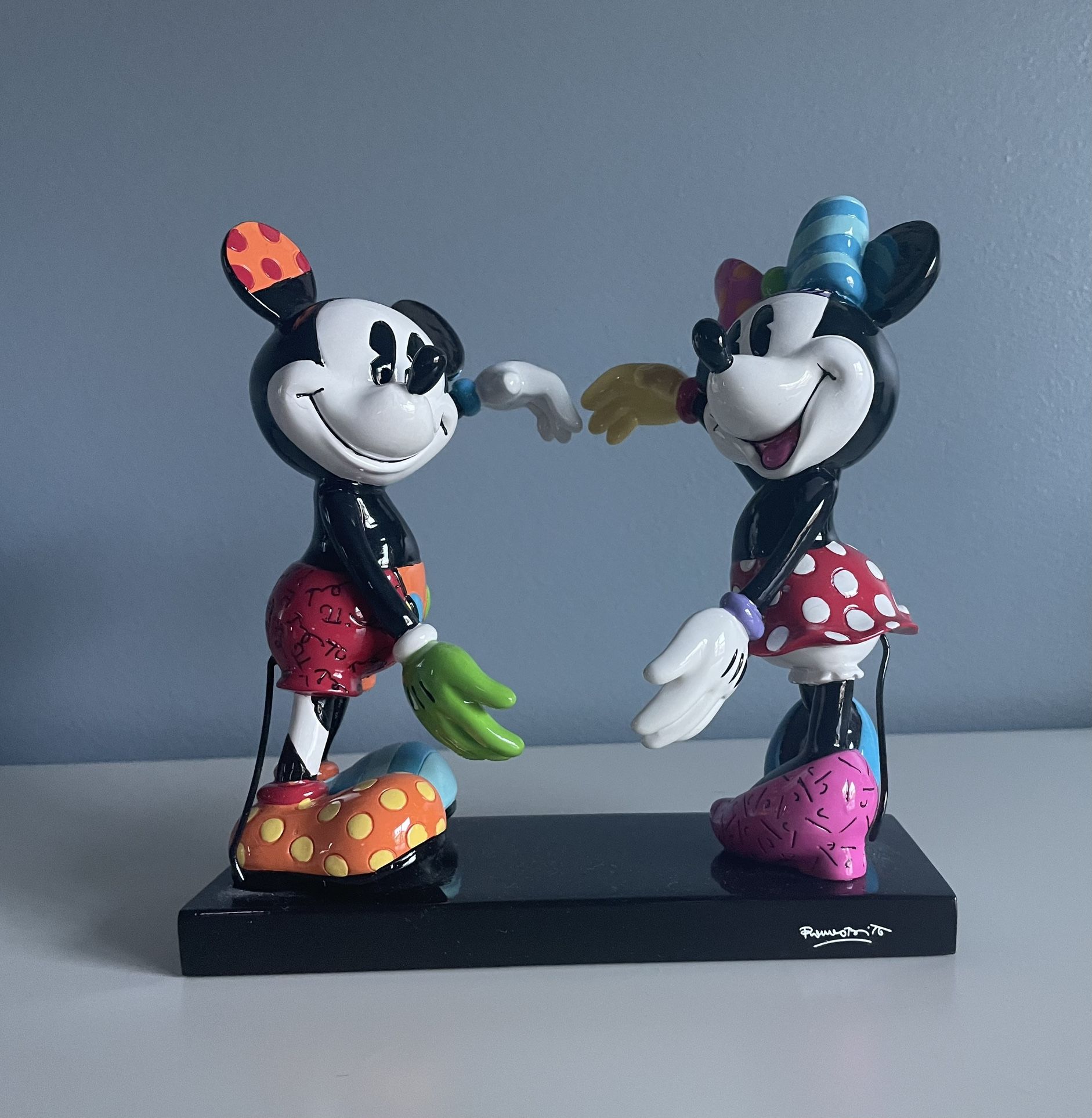 Mickey Mouse And Minnie Heart Hands Britto Statue 