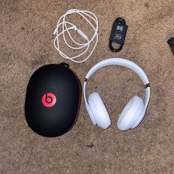 White And Gold Beats 