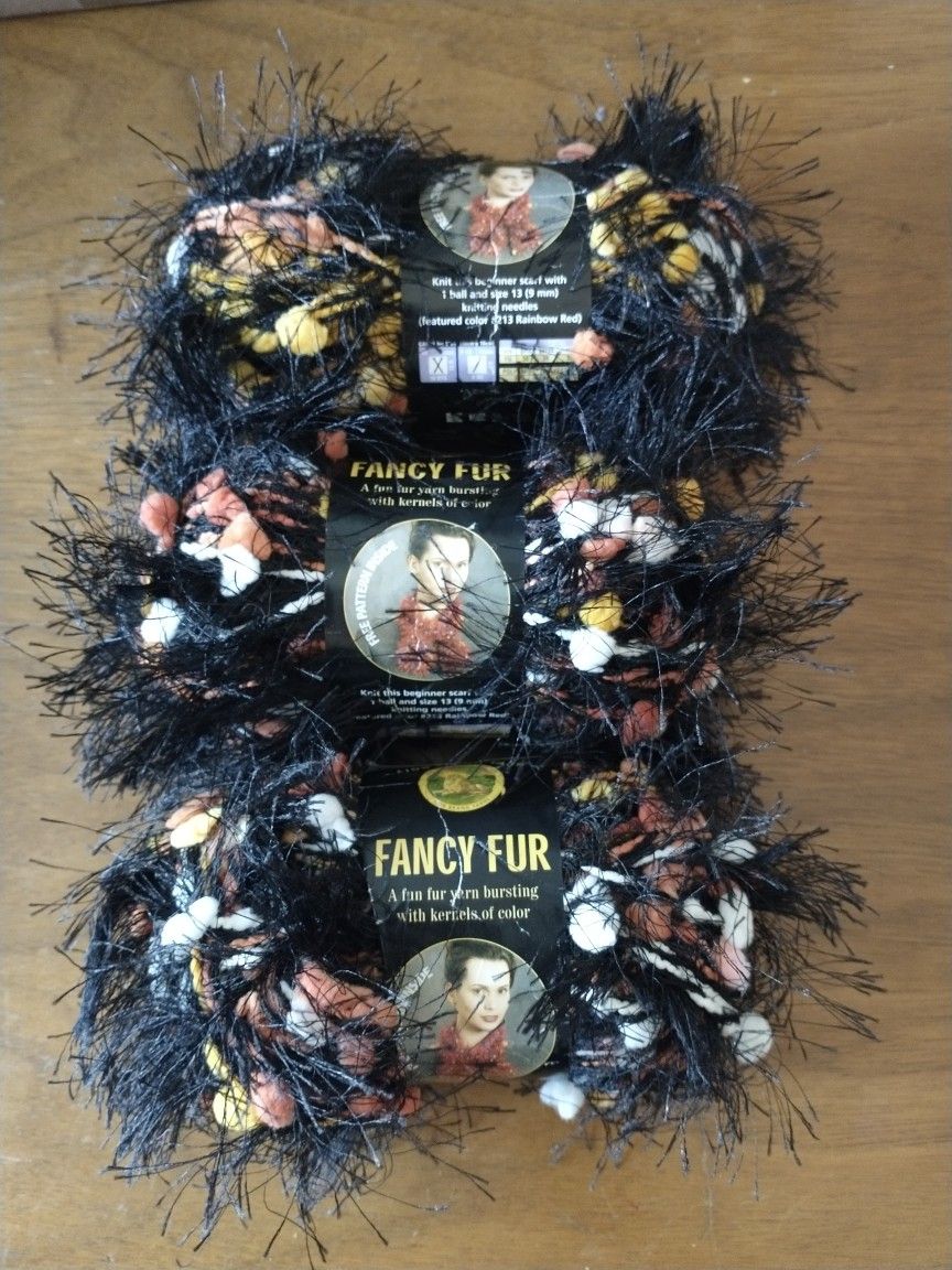 3 small bundles of yarn "tiger eye' by lion brand yarn
Brand new includes free scarf pattern