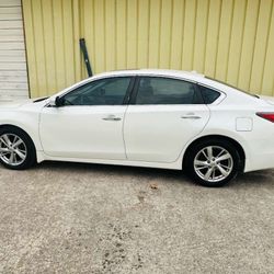 2015 Nissan Altima SL - Price: $5,300 - Rebuilt Title168,000 miles