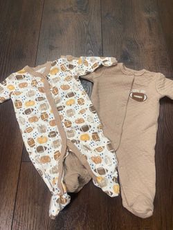 Lot of 2 boys football sleepers size 0/3 months chick pea #10