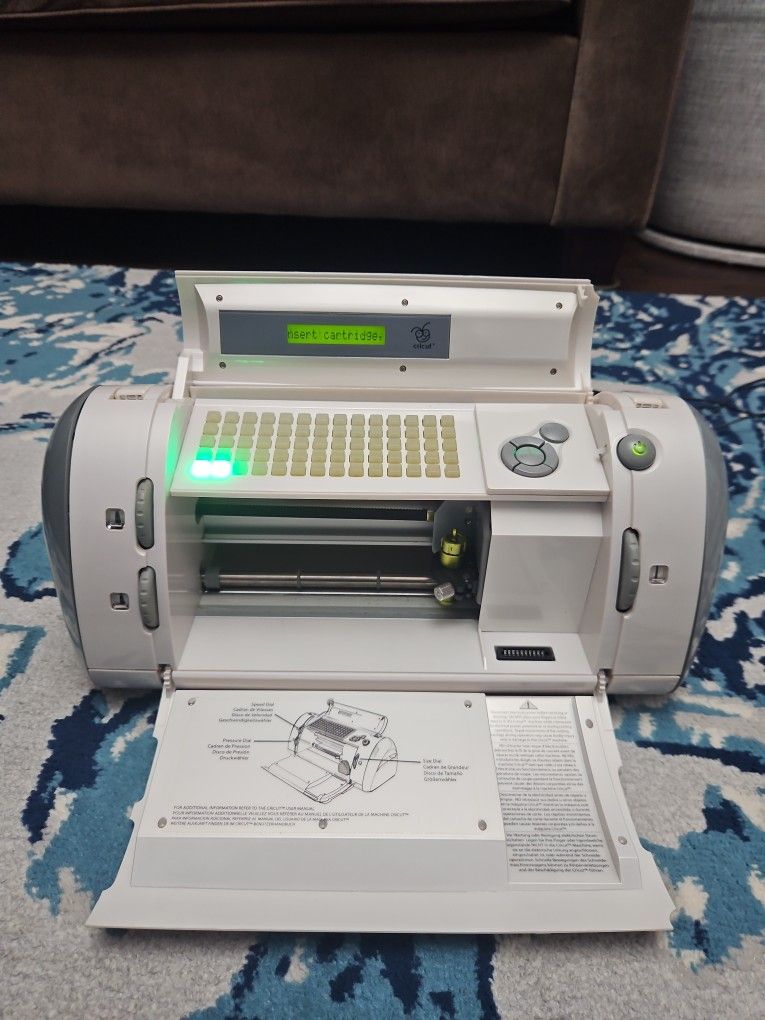 Cricut CRV001 with Multiple Vinyl & tool Kit