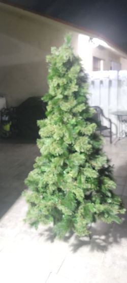 Arbol de navidad muy bueno 7 pies