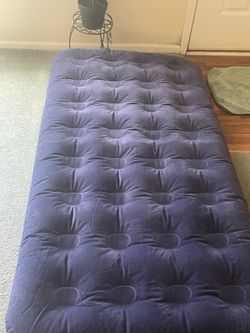 Air mattress with pump