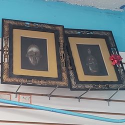 Dos cuadros con máscaras de madera