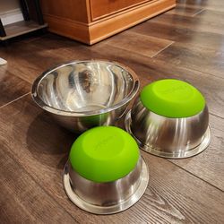 set of 3 Wolfgang Puck Stainless Steel Nesting Mixing Bowls, non-skid green silicone bases, 4Qt, 2Qt, 1Qt, great condition