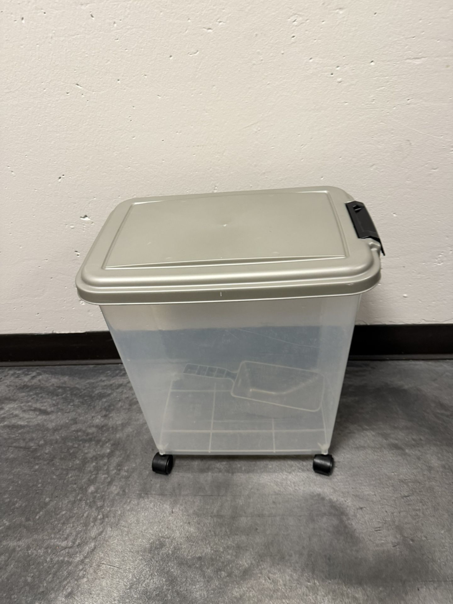 IRIS Medium 8.25 -Gallons ( 33 -Quarts ) Chrome Rolling Tote with Latching Lid