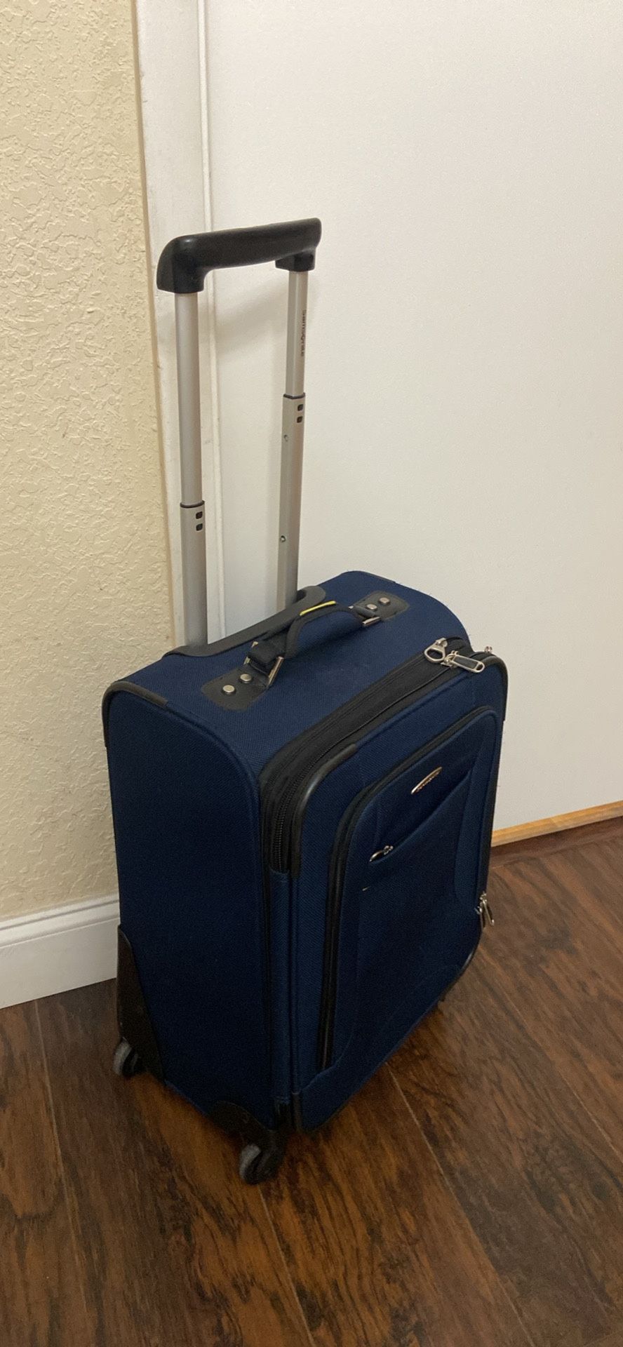 Luggage Suitcase Maleta Carry on- H22”, Deep~11”, W14”, light weight- 4wheels, great zippers. W.Boca