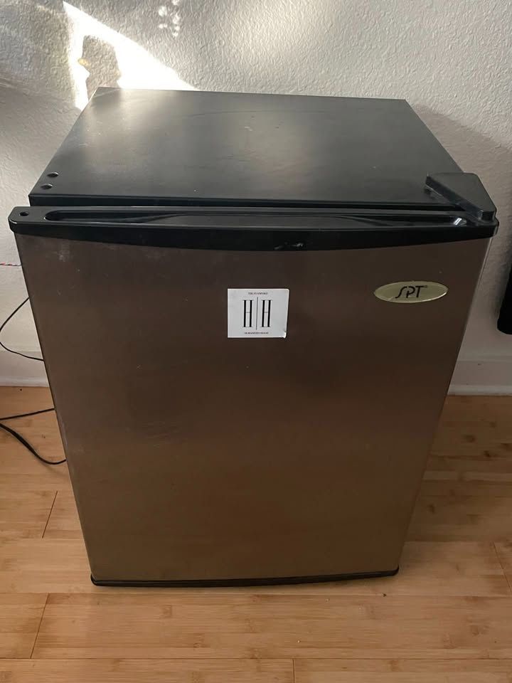 SPT Mini Fridge