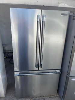 Frigidaire professional Counter Depth works perfect in good condition. Free delivery to your garage.