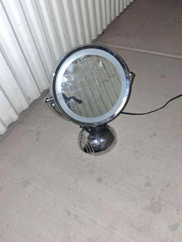 Jilbare Illuminated Vanity Mirrow