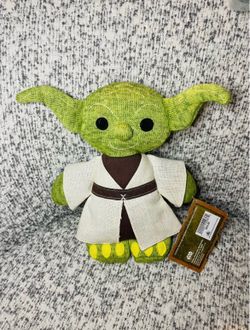 New Disney Parks Star Wars Yoda plush and collectible Frontierland plate