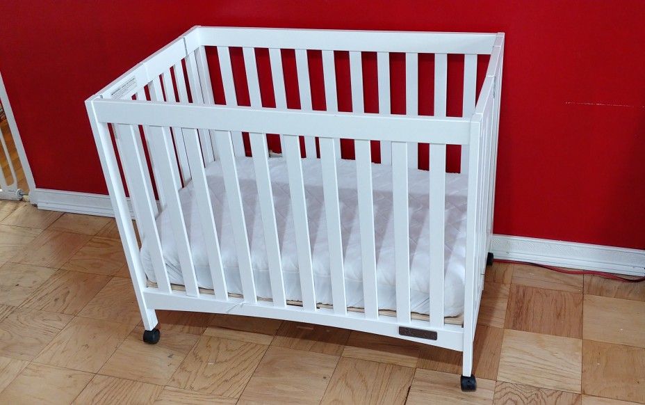 Foldable Crib Rolling Crib Compact Crib