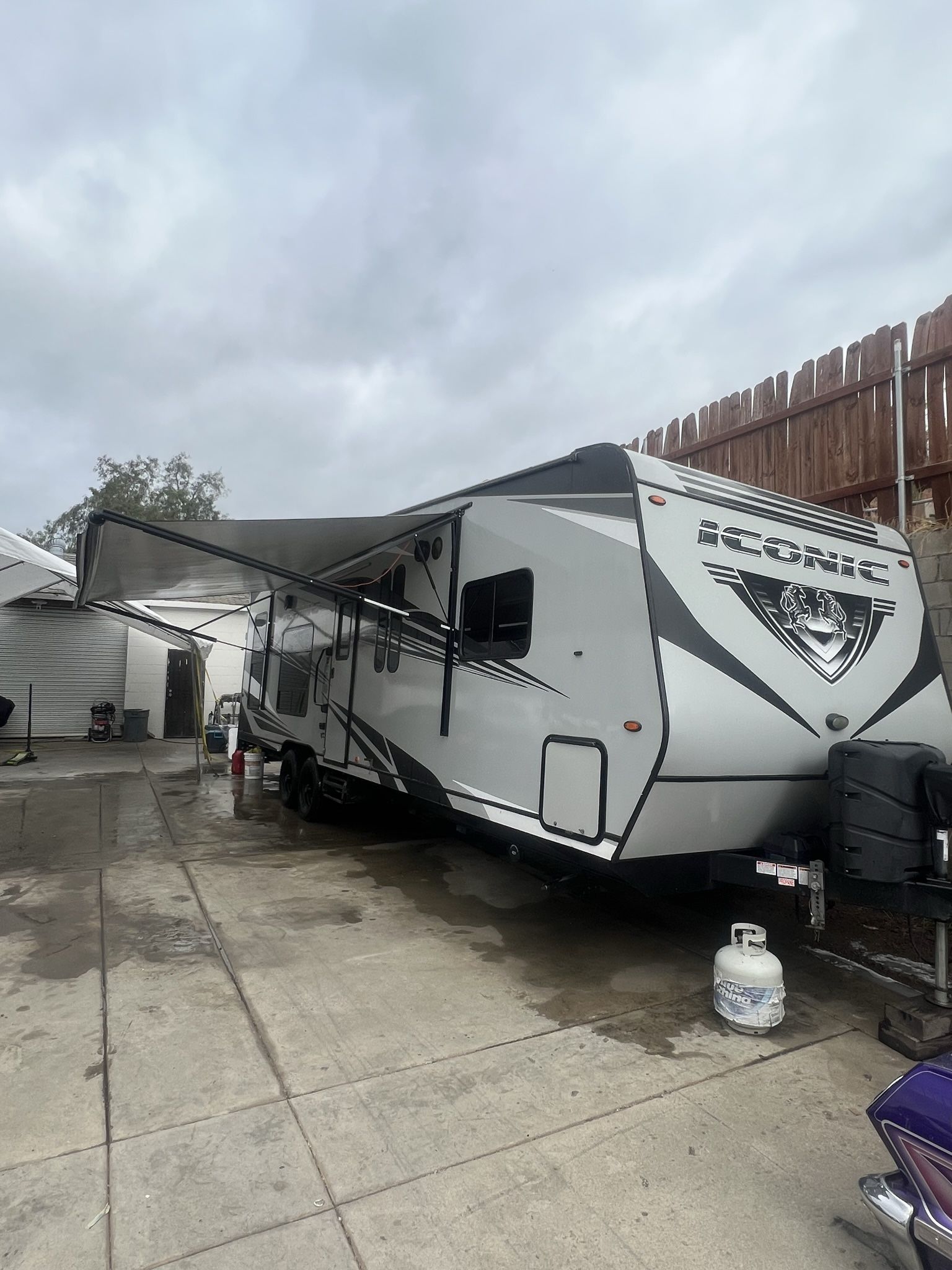 2022 Iconic 27” Toy hauler