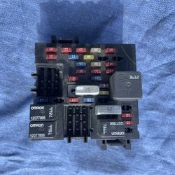 1999-06 CHEVY GMC SILVERADO SIERRA FUSE BOX