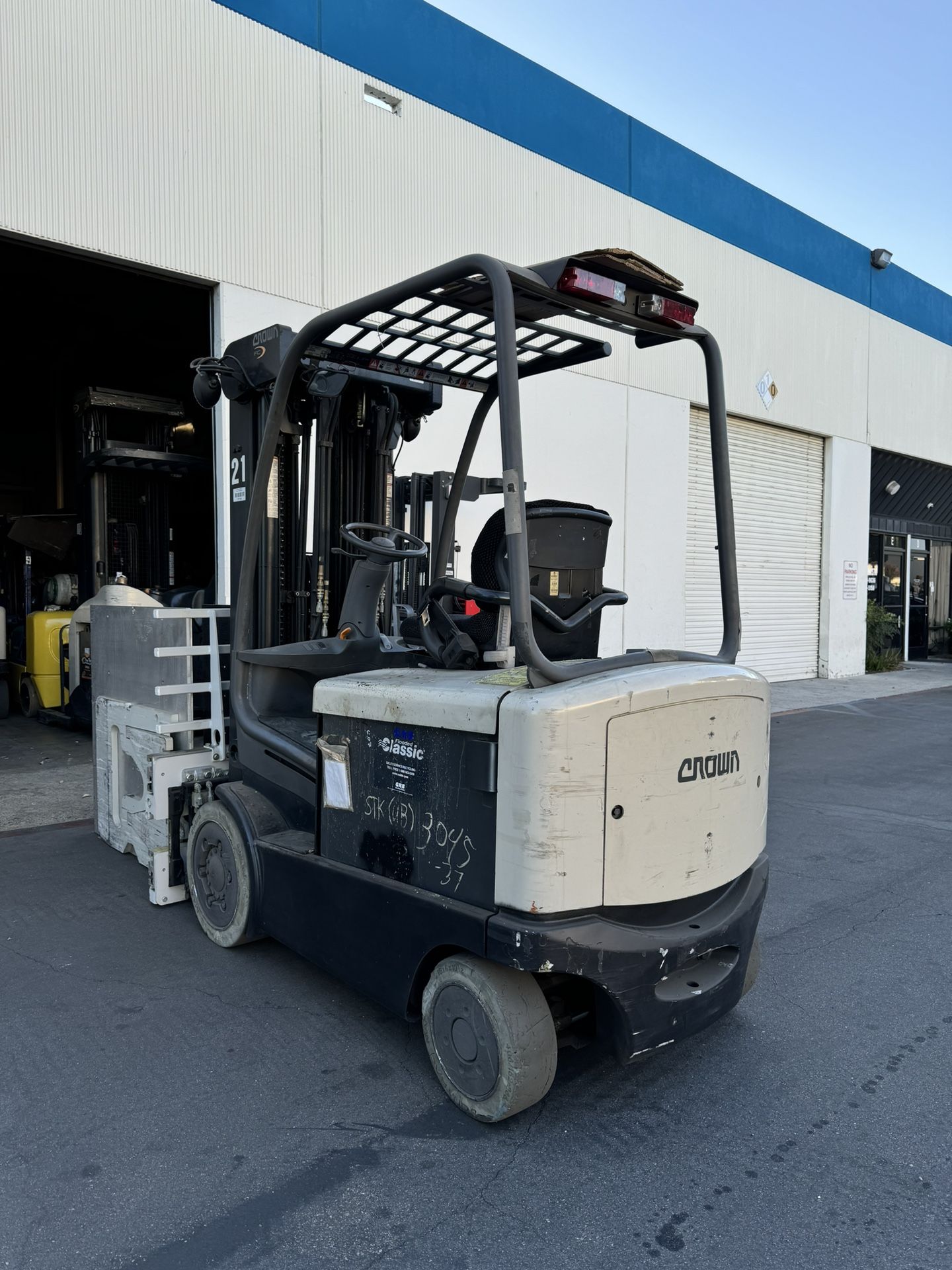 Crown forklift (electric/clamp)
