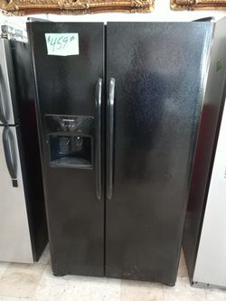 Frigidaire Side by Side Refrigerator Black excellent . Warranty , Delivery available 2203 Fowler st. Ft. Myers 33901