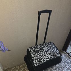 Singer Sewing Machine with Carry On