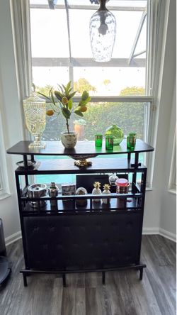 Bar para bebidas estilo moderno con repisas y almacenamiento