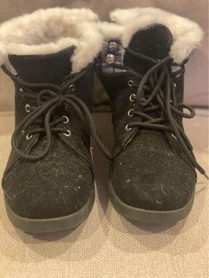 Women’s Black faux fur ankle boots, Round Toe Lace Up size 8