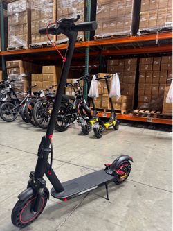 Front and rear shock-absorbing electric scooters