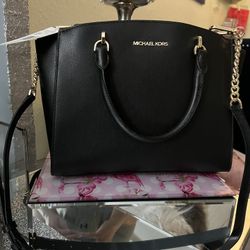 MK   LEATHER PURSE NEW