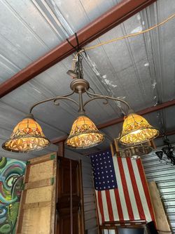 Tiffany-style 3-light chandelier.