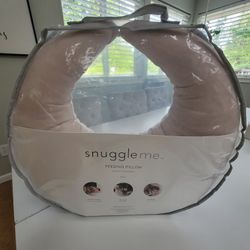 Snuggle Me Organic Feeding Pillow And Pink Cover