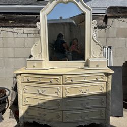 Dresser With Mirror