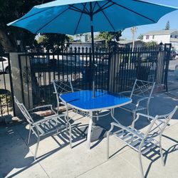 JUEGO DE PATIO. Ubicacion cercana a 14200 Van Nuys blvd Arleta Ca 91331