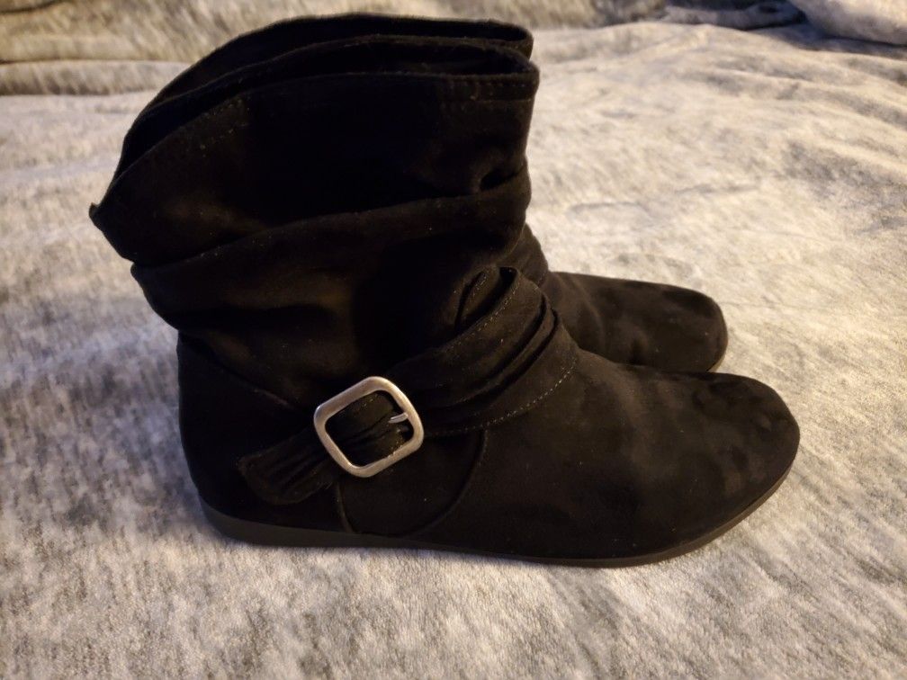 Slouchy booties size 7 women's. Black color, perfect with skinny jeans, leggings or boot cut jeans.