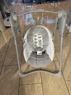 Graco Graco Slim Spaces Compact Baby Swing, Space Saving Portable Bay Swing with Height Adjustable Legs & Soft Toys