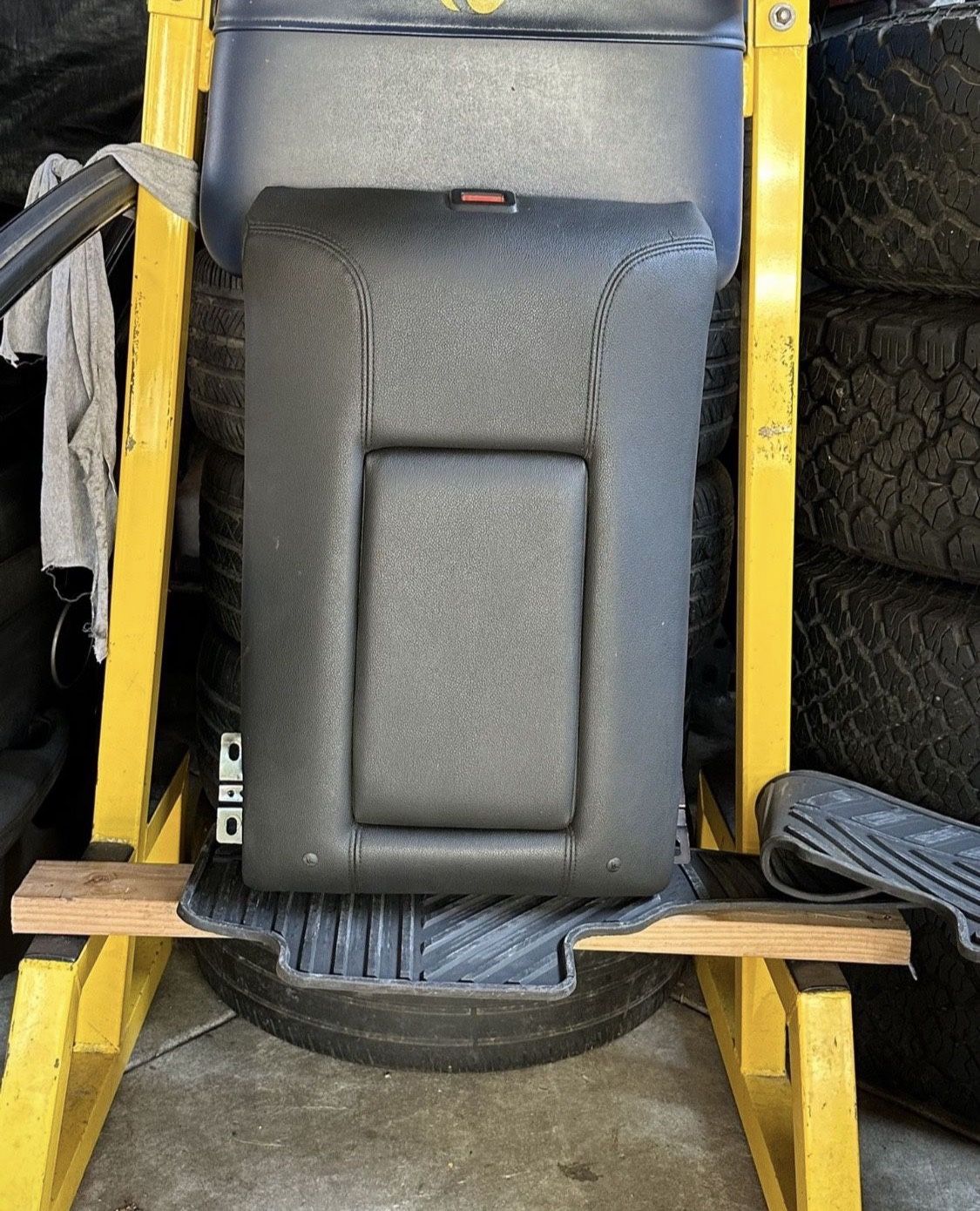 G8 Gt Rear Middle Seat