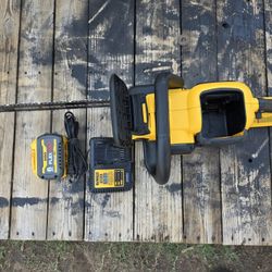 DEWALT
FLEXVOLT 60V MAX 16in. Brushless Cordless Battery Powered Chainsaw Kit with (1) FLEXVOLT 6 Ah Battery & Charger