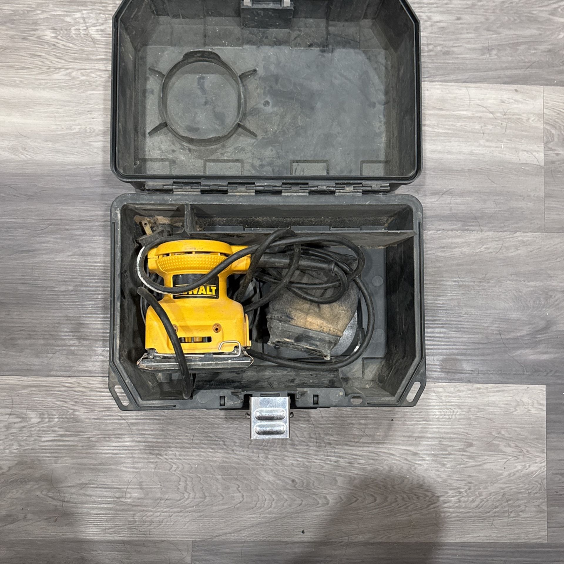 Dewalt Dw411 electric palm sander
