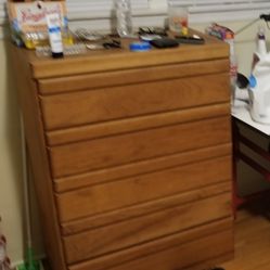 FREE dresser, one drawer does not close all the way, otherwise, gd condition