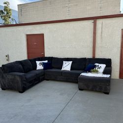 Balisnoe Ashley’s Sectional Couch! (FREE DELIVERY 🚚)