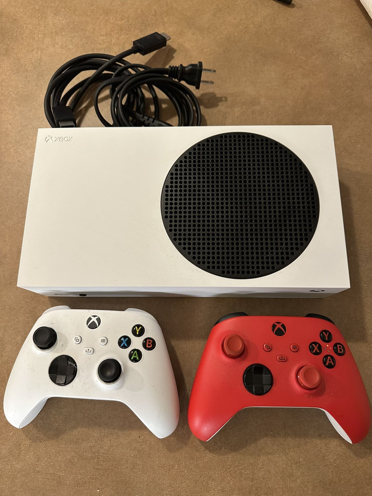 Xbox Series S + 2 Controllers