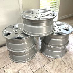 18 Inch 5 Original jeep Wheels Decent Condition.  Log Pattern Is 44.45 “n