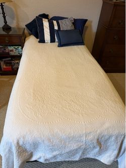 2 matching Adjustable XL twin beds / split king bed. - base and mattress