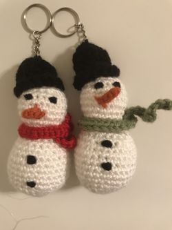 Washable and organic amigurumi ( knitted stuffed key chain)
